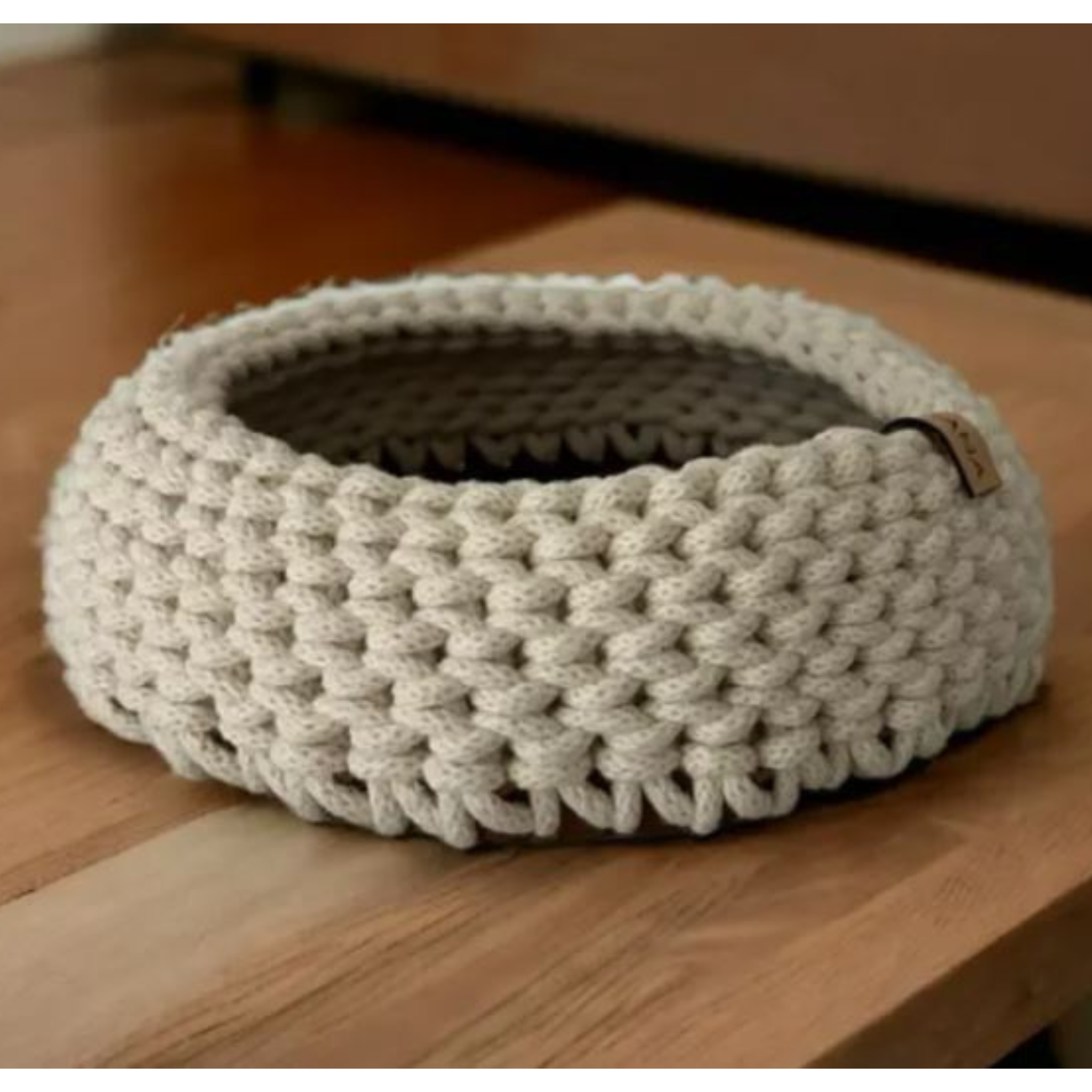 Cesto de crochet artesanal beige con base de cuero, decoración nórdica
